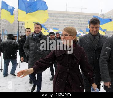 Yulia Timochenko, politicienne ukrainienne et chef du parti « Batkivshchyna », salue ses partisans alors qu'elle marche pour présenter des documents pour l'inscription en tant que candidate aux futures élections présidentielles en dehors de la Commission électorale centrale de l'Ukraine à Kiev, en Ukraine, sur 23 janvier 2019. La convention du parti 'Batkivshchyna' sur l'22 janvier, a présenté son chef et ancien Premier ministre ukrainien Ioulia Timochenko comme candidat aux futures élections présidentielles du 2019 mars. (Photo par STR/NurPhoto) Banque D'Images