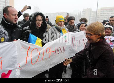 Yulia Timoshenko, politicienne ukrainienne et chef du parti 'Batkivshchyna', (R) salue son soutien alors qu'elle marche pour soumettre des documents pour l'inscription comme candidate aux élections présidentielles futures en dehors de la Commission électorale centrale de l'Ukraine à Kiev, Ukraine sur 23 janvier 2019. La convention du parti 'Batkivshchyna' sur l'22 janvier, a présenté son chef et ancien Premier ministre ukrainien Ioulia Timochenko comme candidat aux futures élections présidentielles du 2019 mars. (Photo par STR/NurPhoto) Banque D'Images