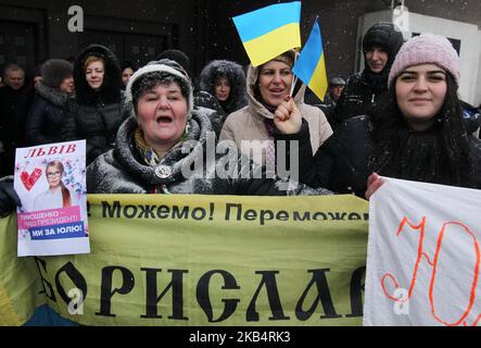 Les partisans de la politisation ukrainienne et la dirigeante du parti « Batkivshchyna » Yulia Timoshenko tiennent des pancartes alors qu'ils attendent sa visite pour s'inscrire comme candidate aux futures élections présidentielles en dehors de la Commission électorale centrale de l'Ukraine à Kiev, Ukraine sur 23 janvier 2019. La convention du parti 'Batkivshchyna' sur l'22 janvier, a présenté son chef et ancien Premier ministre ukrainien Ioulia Timochenko comme candidat aux futures élections présidentielles du 2019 mars. (Photo par STR/NurPhoto) Banque D'Images