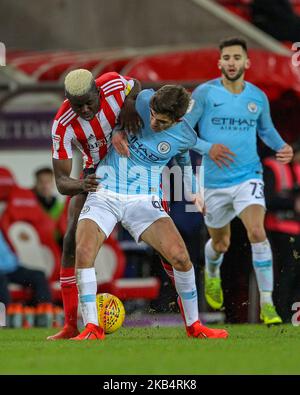 Benji Kimpioka et Iker Pozo en action lors du match de finale du Trophée de Chetratrade entre Sunderland et Manchester City, moins de 23s ans, au stade lumière de Sunderland, Royaume-Uni, mardi, 22 janvier 2019. (Photo de Mark Fletcher/NurPhoto) Banque D'Images