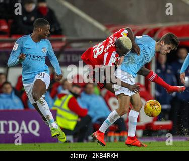 Benji Kimpioka et Iker Pozo en action lors du match de finale du Trophée de Chetratrade entre Sunderland et Manchester City, moins de 23s ans, au stade lumière de Sunderland, Royaume-Uni, mardi, 22 janvier 2019. (Photo de Mark Fletcher/NurPhoto) Banque D'Images