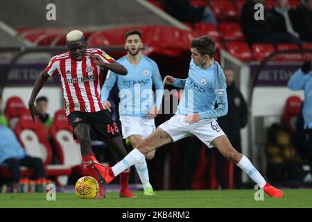 Benji Kimpioka et Iker Pozo en action lors du match de finale du Trophée de Chetratrade entre Sunderland et Manchester City, moins de 23s ans, au stade lumière de Sunderland, Royaume-Uni, mardi, 22 janvier 2019. (Photo de Mark Fletcher/NurPhoto) Banque D'Images