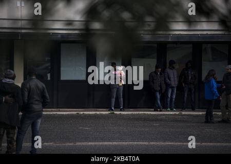 Italie, Rome: Les migrants attendent de quitter le centre des migrants de Castelnuovo di Porto, à environ 10 kilomètres au nord de Rome, sur 23 janvier 2019. Près de 500 migrants sont transférés suite à la décision de fermer le deuxième plus grand centre d'accueil d'État italien, Cara (centre d'accueil pour les demandeurs d'asile). (Photo de Christian Minelli/NurPhoto) Banque D'Images