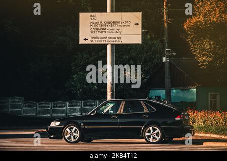 Ukraine, Chernihiv - 10 octobre 2022 : ancienne voiture suédoise Saab 9-3 Aero sur la route Banque D'Images