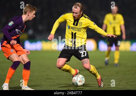 Burton Albion Forward Liam Boyce (27) bataille avec le milieu de terrain de Manchester City Oleksandr Zinchenko (35) lors du match de la Carabao Cup entre Burton Albion et Manchester City au stade Pirelli, Burton Upon Trent, le mercredi 23rd janvier 2019. (Crédit : MI News & Sport) (photo de Mark Fletcher/NurPhoto) Banque D'Images