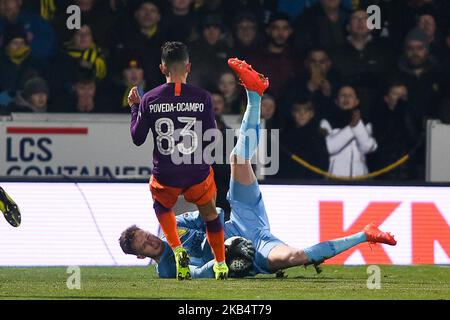 Le gardien de but de Burton Albion Bradley Collins (40) assure la sécurité du ballon avec l'avant de Manchester City Ian Carlo Poveda (83) qui termine le match de la Carabao Cup entre Burton Albion et Manchester City au Pirelli Stadium, Burton Upon Trent, le mercredi 23rd janvier 2019. (Crédit : MI News & Sport) (photo de Mark Fletcher/NurPhoto) Banque D'Images