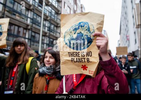 Les élèves belges ont sauté l'école pour faire la démonstration d'une meilleure politique climatique, à Bruxelles, en Belgique, sur 24 janvier 2019. Des milliers et des milliers d'étudiants marchaient à nouveau dans les rues de Bruxelles. C'est la troisième action de jeudi de suite.(photo de Romy Arroyo Fernandez/NurPhoto) Banque D'Images