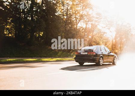 Ukraine, Chernihiv - 10 octobre 2022 : ancienne voiture suédoise Saab 9-3 Aero sur la route. Voiture en mouvement Banque D'Images