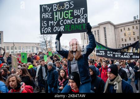 Les élèves belges ont sauté l'école pour faire la démonstration d'une meilleure politique climatique, à Bruxelles, en Belgique, sur 24 janvier 2019. Des milliers et des milliers d'étudiants marchaient à nouveau dans les rues de Bruxelles. C'est la troisième action de jeudi de suite.(photo de Romy Arroyo Fernandez/NurPhoto) Banque D'Images