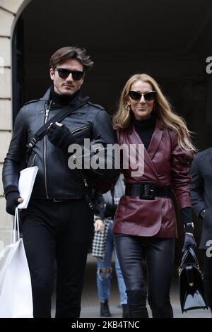 La chanteuse Céline Dion et Pepe Munoz quittent le bureau DE GIVENCHY sur l'avenue George V sur 24 janvier 2019 à Paris, France. (Photo de Mehdi Taamallah/NurPhoto) Banque D'Images