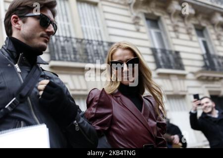 La chanteuse Céline Dion et Pepe Munoz quittent le bureau DE GIVENCHY sur l'avenue George V sur 24 janvier 2019 à Paris, France. (Photo de Mehdi Taamallah/NurPhoto) Banque D'Images