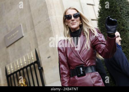 La chanteuse Céline Dion quitte le bureau DE GIVENCHY sur l'avenue George V sur 24 janvier 2019 à Paris, France. (Photo de Mehdi Taamallah/NurPhoto) Banque D'Images