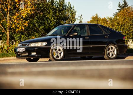 Ukraine, Chernihiv - 10 octobre 2022 : ancienne voiture suédoise Saab 9-3 Aero sur la route Banque D'Images