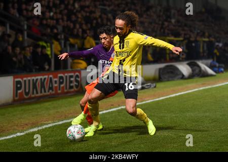 Burton Albion Midfielder Marcus Harness (16) combat avec le forward de Manchester City Ian Carlo Poveda (83) lors du match de la Carabao Cup entre Burton Albion et Manchester City au stade Pirelli, Burton Upon Trent, le mercredi 23rd janvier 2019. (Photo de Mark Fletcher/NurPhoto) Banque D'Images