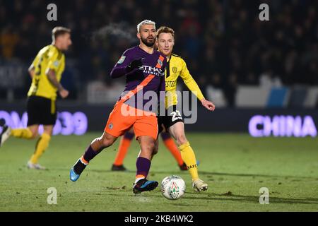 Sergio Aguero, attaquant de Manchester City (10), retient Stephen Quinn, milieu de terrain de Burton Albion (23), lors du match de la Carabao Cup entre Burton Albion et Manchester City au stade Pirelli, Burton Upon Trent, le mercredi 23rd janvier 2019. (Photo de Mark Fletcher/NurPhoto) Banque D'Images