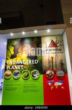 Affiche avec un rappel que notre est une planète en voie de disparition au World Museum Liverpool Banque D'Images