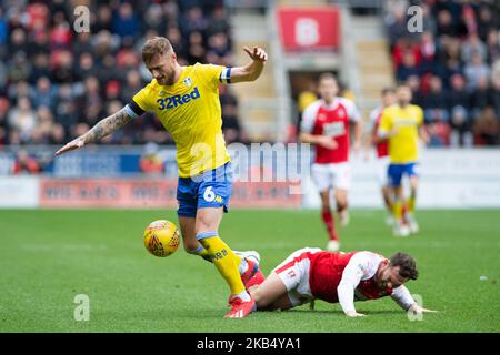 Liam Cooper, de Leeds United, combat avec Jon Taylor, de Rotherham United lors du match de championnat Sky Bet entre Rotherham United et Leeds United au New York Stadium, Rotherham, Angleterre, Royaume-Uni, le samedi 26th janvier 2019. (Photo de Mark Fletcher/NurPhoto) Banque D'Images