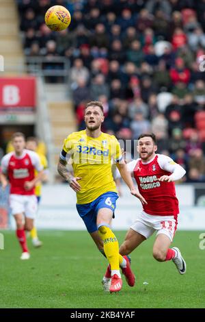 Liam Cooper, de Leeds United, combat avec Jon Taylor, de Rotherham United lors du match de championnat Sky Bet entre Rotherham United et Leeds United au New York Stadium, Rotherham, Angleterre, Royaume-Uni, le samedi 26th janvier 2019. (Photo de Mark Fletcher/NurPhoto) Banque D'Images