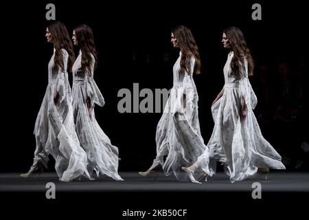 Un modèle marche sur la piste du spectacle de mode Teresa Helbig lors de la Mercedes Benz Fashion week automne/hiver 2019-2020 à Ifema à Madrid, Espagne. 26 janvier 2018. (Photo de Borja B. Hojas/COOLMedia/NurPhoto) Banque D'Images