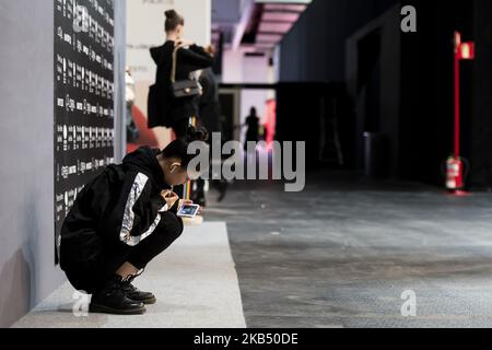 Un modèle est vu dans les coulisses du défilé de mode Uliises Merida lors de la Mercedes Benz Fashion week automne/hiver 2019-2020 à Ifema à Madrid, Espagne. 26 janvier 2018. (Photo de Borja B. Hojas/COOLMedia/NurPhoto) Banque D'Images