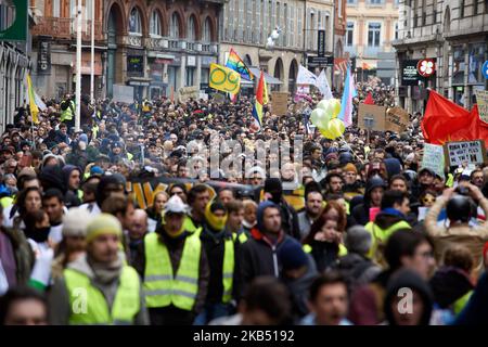 Pour l'Acte XI du mouvement de la Vest jaune, plus de 10 000 personnes sont descendues dans les rues de Toulouse pour la manifestation antigouvernementale. Des accrochages ont eu lieu entre les manifestants et la police anti-émeute pendant 3 heures. La police anti-émeute a utilisé une cartouche de gaz lacrymogène et un canon à eau de police. Le mouvement des jaquettes jaunes a commencé sur 17 novembre par une protestation contre la hausse des taxes sur les produits pétroliers. La hausse des impôts a été le détonateur de leur colère contre le président français Macron et son gouvernement et leur demande de démission.Toulouse. France. 26 janvier 2019. (Photo d'Alain Pitton/NurPhoto) Banque D'Images