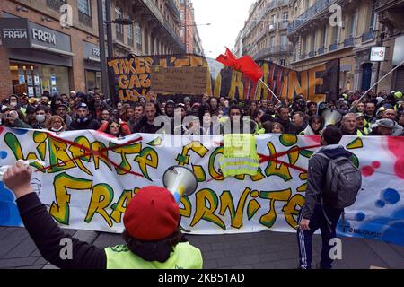 Pour l'Acte XI du mouvement de la Vest jaune, plus de 10 000 personnes sont descendues dans les rues de Toulouse pour la manifestation antigouvernementale. Des accrochages ont eu lieu entre les manifestants et la police anti-émeute pendant 3 heures. La police anti-émeute a utilisé une cartouche de gaz lacrymogène et un canon à eau de police. Le mouvement des jaquettes jaunes a commencé sur 17 novembre par une protestation contre la hausse des taxes sur les produits pétroliers. La hausse des impôts a été le détonateur de leur colère contre le président français Macron et son gouvernement et leur demande de démission.Toulouse. France. 26 janvier 2019. (Photo d'Alain Pitton/NurPhoto) Banque D'Images