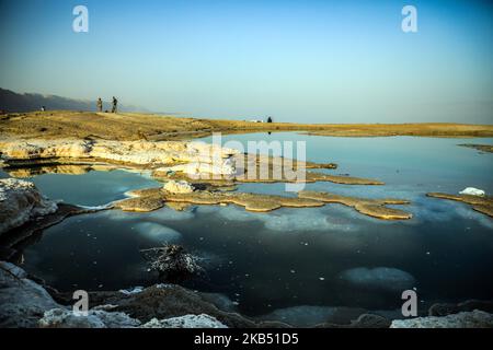 Vue sur la mer Morte le 26 janvier 2019. La mer Morte – bordant Israël, la Cisjordanie et la Jordanie – est un lac salé dont les rives sont plus de 400m sous le niveau de la mer, le point le plus bas sur terre sèche. Son eau hypersaline, célèbre pour sa facilité de flottement, et sa boue noire riche en minéraux est utilisée pour les traitements thérapeutiques et cosmétiques dans les stations de la région. Le désert environnant offre de nombreux oasis et sites historiques. (Photo de Saeed QAQ/NurPhoto) Banque D'Images