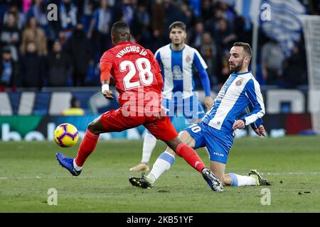 Real Madrid CF forward Vinicius Junior (28) et le milieu de terrain du RCD Espanyol Sergi Darder (10) pendant le match le RCD Espanyol contre le Real Madrid CF, pour la ronde 21 de la Liga Santander, joué au stade du RCD Espanyol le 27th janvier 2018 à Barcelone, Espagne. (Photo de Mikel Trigueros/Urbanandsport/NurPhoto) Banque D'Images