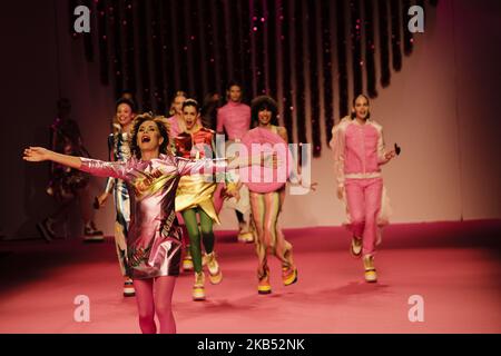 La designer espagnole Agatha Ruiz de la Prada marche sur la passerelle avec des modèles après avoir présenté sa collection automne/hiver 2019 pendant la semaine de la mode Mercedes Benz de Madrid sur 25 janvier 2019 à Madrid. (Photo par Antonio Navia/NurPhoto) Banque D'Images