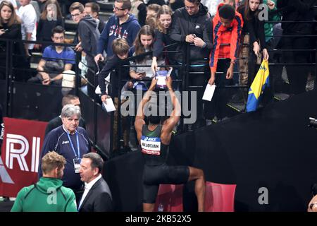 Wilhem Belocian (FRA) signe un autographe lors de la rencontre intérieure Athlétisme de Paris 2019, à l'arène AccorHotels (Bercy) à Paris, France sur 27 janvier 2019. Le Meeting de Paris Indoor est l'un des 16 événements de la série European Athletics Indoor permit Meeting. Cinq d'entre eux ont lieu en France et la série se déroule jusqu'au 24 février avec le All Star Perche à Clermont-Ferrand, moins d'une semaine avant le début des Championnats d'intérieur d'athlétisme européens de Glasgow 2019. (Photo de Michel Stoupak/NurPhoto) Banque D'Images