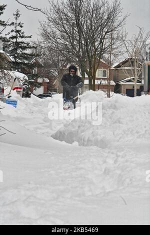 L'homme utilise une souffleuse à neige pour éliminer la neige de son allée après une tempête de neige massive qui a frappé Toronto, Ontario, Canada, sur 28 janvier 2019. La tempête a fait tomber entre 15-25 centimètres de neige dans la région du Grand Toronto et a battu le record de chute de neige établi en janvier 2009, avec plus de 22cm chutes avant minuit hier. (Photo de Creative Touch Imaging Ltd./NurPhoto) Banque D'Images