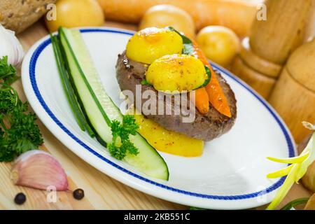 Patty de bœuf avec pommes de terre neuves cuites au four, carottes Banque D'Images