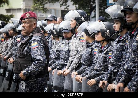 Des membres de la police nationale bolivarienne (PNB) font la queue pour assurer l'entrée de l'Université centrale du Venezuela (UCV) à Caracas, lors d'une protestation contre le gouvernement du président Nicolas Maduro, appelé par le chef de l'opposition et le « président intérimaire » autoproclamé Juan Guaido, sur 30 janvier 2019. Le président vénézuélien Nicolas Maduro a frappé mercredi dans des « féroces » militaires, selon lui, conspirant pour diviser les forces armées et pour organiser un coup d'État alors que l'opposition prévoyait une nouvelle manifestation pour forcer le leader socialiste à quitter le pouvoir. (Photo par Elyxandro Cegarra/NurPhoto) Banque D'Images