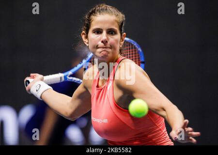 Julia Goiges d'Allemagne retourne le ballon à Vera Zvonareva de Russie lors de leur WTA Saint-Pétersbourg Trophée Ladies 2019 match de tennis sur 30 janvier 2019 à Saint-Pétersbourg, Russie. (Photo de Mike Kireev/NurPhoto) Banque D'Images