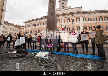 Flash-mob devant la Piazza Montecitorio pour protester contre l'inertie de la politique de lutte contre le changement climatique qui menace la planète. L'initiative, née sans drapeaux du parti, s'inspire de celle de Greta Thunberg, 15 ans de Stockholm, qui, à partir de septembre 2018, « trikes » tous les vendredis de l'école pour se présenter devant le Parlement suédois exhortant les parlementaires à s'occuper du changement climatique.On 1 février 2019 à Rome, Italie (photo d'Andrea Ronchini/NurPhoto) Banque D'Images