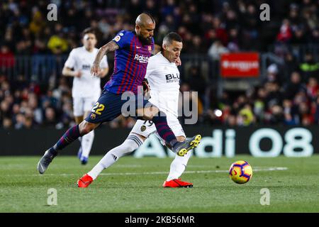 Le milieu de terrain du FC Barcelone Arturo Vidal (22) et l'avant de Valence CF Rodrigo Moreno (19) pendant le match du FC Barcelone contre le CD Valence CF, pour la ronde 22 de la Liga Santander, joué au Camp Nou sur 2 février 2019 à Barcelone, Espagne. (Photo par Urbanandsport/NurPhoto) Banque D'Images