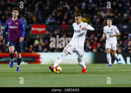 Valencia CF avance Rodrigo Moreno (19) et FC Barcelone milieu de terrain Carles Alena (21) pendant le match FC Barcelone contre CD Valencia CF, pour la ronde 22 de la Liga Santander, joué au Camp Nou sur 2 février 2019 à Barcelone, Espagne. (Photo par Urbanandsport/NurPhoto) Banque D'Images