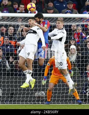 L-R Fulham Aleksandar Mitrovic et James Tomkins du Crystal Palace pendant la première ligue anglaise entre Crystal Palace et Fulham au stade Selhurst Park à Londres, Angleterre sur 2 février 2019. (Photo par action Foto Sport/NurPhoto) Banque D'Images