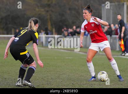 Katrine Veje d'Arsenal contre Sian Heather de Crawley Wasps lors du match de football de la coupe FA pour femmes SSE entre Crawley Wasps Ladies et Arsenal Women au Oakwood FC sur 3 janvier 2019 à Crawley, en Angleterre. (Photo par action Foto Sport/NurPhoto) Banque D'Images