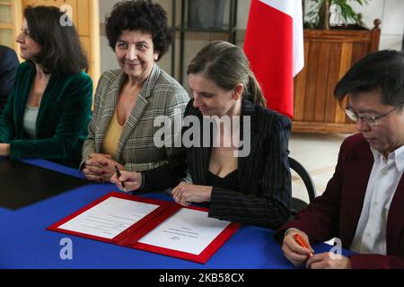 Ministre français de la solidarité et de la Santé Agnes Buzyn, ministre française de l'enseignement supérieur, de la recherche et de l'innovation, Frédéric Vidal, ministre français adjoint de l'économie et des Finances, Agnes Pannier-Runacher et PDG de la société biotechnologique multinationale bioMérieux, Jean-Luc Belingard participe à la signature d'un contrat pour le secteur des « industries et technologies de la santé » avec des représentants de différentes sociétés multinationales de biotechnologie et de pharmaceutique au Ministère de l'Economie, des Finances et de l'Industrie (Ministere de l'Economie, des Finances et de l'Industrie), Banque D'Images