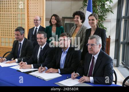 Ministre français de la solidarité et de la Santé Agnes Buzyn, ministre française de l'enseignement supérieur, de la recherche et de l'innovation, Frédéric Vidal, ministre français adjoint de l'économie et des Finances, Agnes Pannier-Runacher et PDG de la société biotechnologique multinationale bioMérieux, Jean-Luc Belingard participe à la signature d'un contrat pour le secteur des « industries et technologies de la santé » avec des représentants de différentes sociétés multinationales de biotechnologie et de pharmaceutique au Ministère de l'Economie, des Finances et de l'Industrie (Ministere de l'Economie, des Finances et de l'Industrie), Banque D'Images