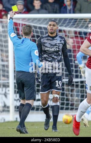 NORTHAMPTON, ROYAUME-UNI. 3RD FÉVRIER. L'arbitre présente une carte jaune à Mikal Mandron de Colchester United lors de la première moitié du match Sky Bet League Two entre Northampton Town et Colchester United au PTS Academy Stadium, à Northampton, le samedi 2nd février 2019. (Photo par MI News/NurPhoto) Banque D'Images