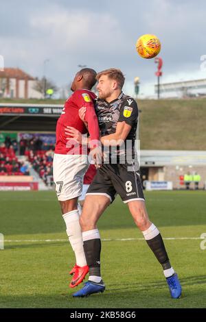 NORTHAMPTON, ROYAUME-UNI. 3RD FÉVRIER. La nouvelle signature de Northampton Town Marvin Sordell est contestée par Courtney Senior de Colchester United lors de la première moitié du match Sky Bet League Two entre Northampton Town et Colchester United au PTS Academy Stadium, à Northampton, le samedi 2nd février 2019. (Photo par MI News/NurPhoto) Banque D'Images