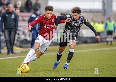 NORTHAMPTON, ROYAUME-UNI. 3RD FÉVRIER. Shaun McWilliams de Northampton Town est défié par Courtney Senior de Colchester United lors de la première moitié du match de la Sky Bet League Two entre Northampton Town et Colchester United au PTS Academy Stadium, à Northampton, le samedi 2nd février 2019. (Photo par MI News/NurPhoto) Banque D'Images