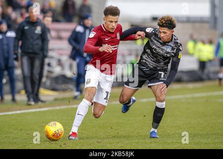 NORTHAMPTON, ROYAUME-UNI. 3RD FÉVRIER. Shaun McWilliams de Northampton Town est défié par Courtney Senior de Colchester United lors de la première moitié du match de la Sky Bet League Two entre Northampton Town et Colchester United au PTS Academy Stadium, à Northampton, le samedi 2nd février 2019. (Photo par MI News/NurPhoto) Banque D'Images