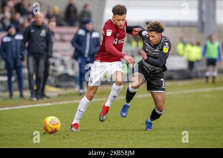 NORTHAMPTON, ROYAUME-UNI. 3RD FÉVRIER. Shaun McWilliams de Northampton Town est défié par Courtney Senior de Colchester United lors de la première moitié du match de la Sky Bet League Two entre Northampton Town et Colchester United au PTS Academy Stadium, à Northampton, le samedi 2nd février 2019. (Photo par MI News/NurPhoto) Banque D'Images