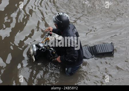 Un homme pousse une moto alors qu'il se déplace dans une rue inondée lors de fortes pluies à Mumbai, Inde, le 04 septembre 2019. La mousson en Inde dure officiellement de juin à septembre. (Photo par Himanshu Bhatt/NurPhoto) Banque D'Images