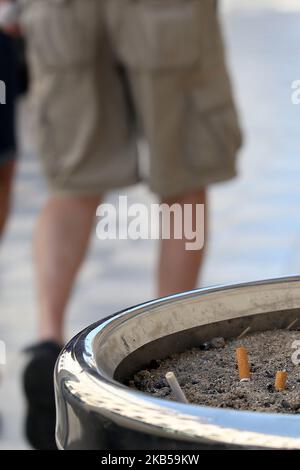 Les mégots de cigarettes sont photographiés dans un cendrier public dans une rue du centre de Lisbonne, au Portugal, sur 4 septembre 2019. La loi approuvant les mesures pour la collecte et le traitement des déchets de tabac et punit avec des amendes entre 25 et 250 euros ceux qui jettent des boires sur la voie publique a été publiée sur le Journal de 3 septembre en République. Les mégots de cigarettes, les cigares ou autres cigarettes contenant des produits du tabac seront assimilés, à partir d'aujourd'hui, aux déchets urbains solides, et leur élimination dans l'espace public est donc interdite. (Photo par Pedro Fiúza/NurPhoto) Banque D'Images