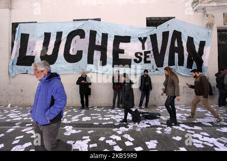 Les employés des entreprises récupérées se sont enchaînés à la barrière de la Banque centrale pour protester contre la crise économique du 4 septembre 2019 à Buenos Aires, en Argentine. (Photo de Carol Smiljan/NurPhoto) Banque D'Images