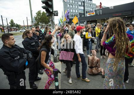 Les activistes du changement climatique participent à une action de rébellion contre l'extinction à Berlin sur 5 septembre 2019. L'action avait pour but d'annoncer la publication du livre intitulé "quand si ce n'est nous" et de promouvoir d'autres actions sur 20 septembre. Et 7 octobre. À Berlin. (Photo par Emmanuele Contini/NurPhoto) Banque D'Images